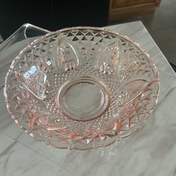 VTG KIG MALAYSIA PINK GLASS FOOTED CANDY BOWL - Picture 1 of 8